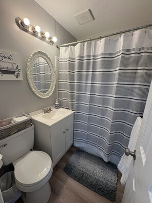 Hårføner, håndklær, såpe og toalettpapir