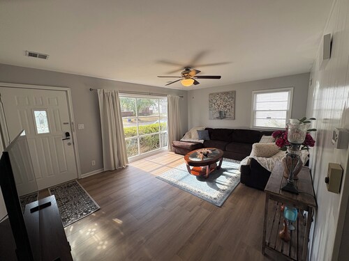 Quaint 3-bedroom house with AC in welcoming Wichita