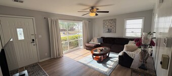 Quaint 3-bedroom house with AC in welcoming Wichita