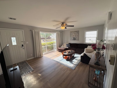 Quaint 3-bedroom house with AC in welcoming Wichita