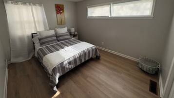 Een strijkplank/strijkijzer, wifi, beddengoed