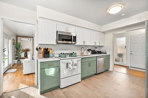 Fridge, microwave, oven, stovetop - Spacious 4BR/2BTH King Bed Ranch Style, Prime Area (La Mesa)