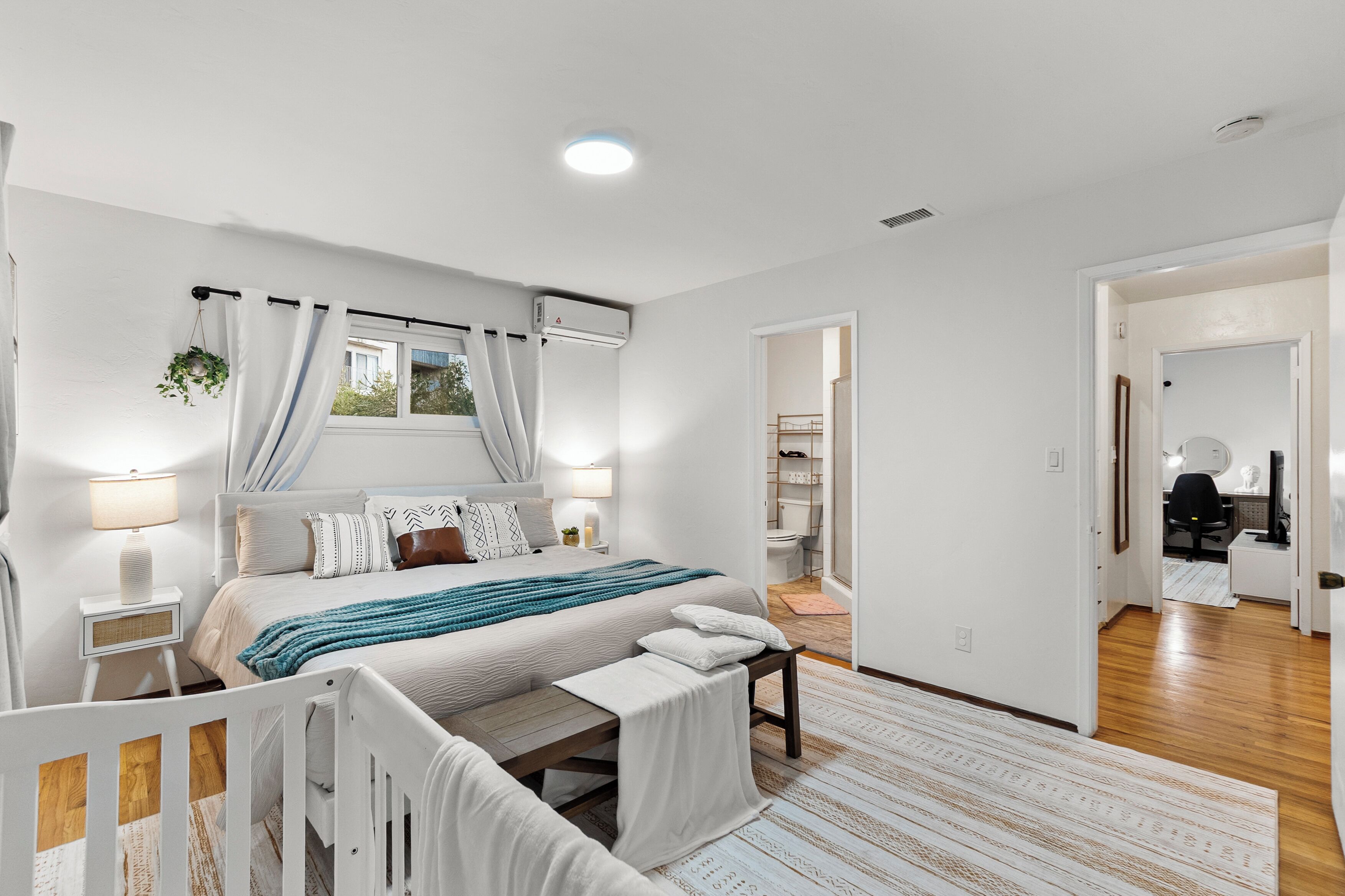 4 bedrooms, desk, iron/ironing board, free WiFi