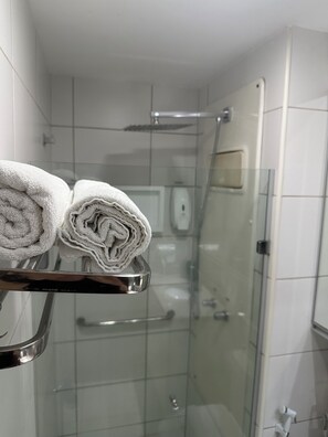 Sèche-cheveux, serviettes fournies, savon, papier toilette