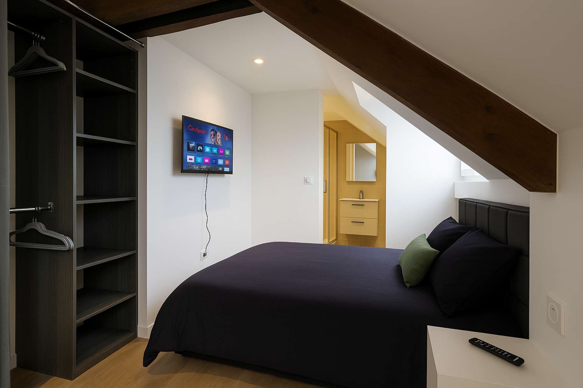 9 bedrooms, desk, WiFi, bed sheets