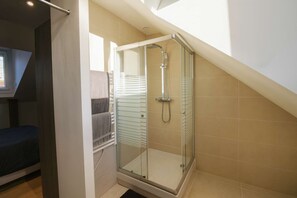 Douche, serviettes fournies