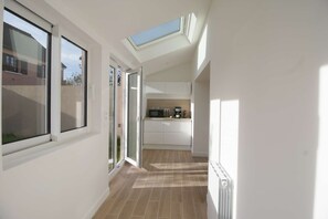 Fridge, microwave, oven, stovetop - House with 9 Private Suites near Le Mans Circuit (Le Mans)