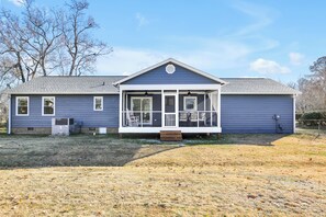 Exterior - Louisiana Charm, 4 bedroom, 5m to ILM, Private Yard & Fire Pit (Wilmington)