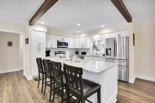 Louisiana Charm, 4 bedroom, 5m to ILM, Private Yard & Fire Pit