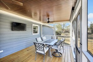 Outdoor dining - Louisiana Charm, 4 bedroom, 5m to ILM, Private Yard & Fire Pit (Wilmington)
