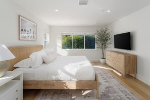 Desk, iron/ironing board, free WiFi, bed sheets - Incredible Newly Styled Single Family Beach Home (San Diego)