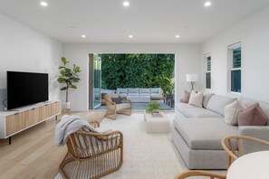 Smart TV, books - Incredible Newly Styled Single Family Beach Home (San Diego)