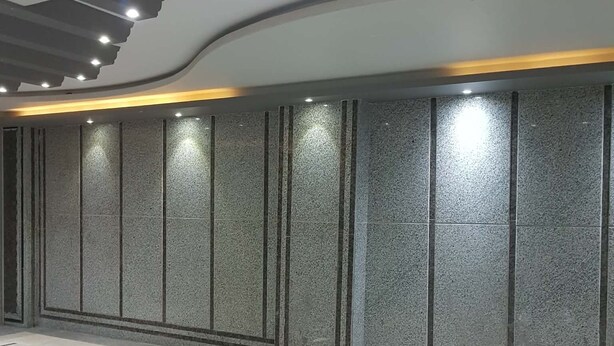 Un interior moderno con un papel tapiz estampado e iluminación empotrada.