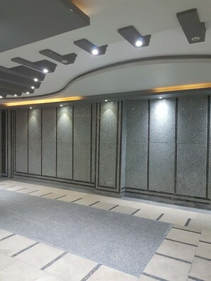 Ein modernes Interieur mit Wandmuster und eingelassener Beleuchtung.