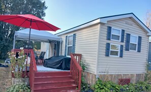 Property grounds - Relaxing Family Getaway Near Beach, Pool & Outdoor Fun (Prince Edward)