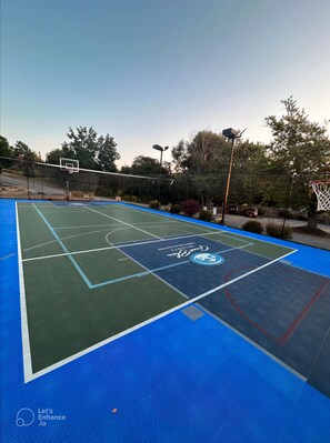 Sports court - Relaxing Family Getaway Near Beach, Pool & Outdoor Fun (Prince Edward)