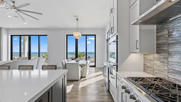 Geladeira, micro-ondas, fogão, cooktop