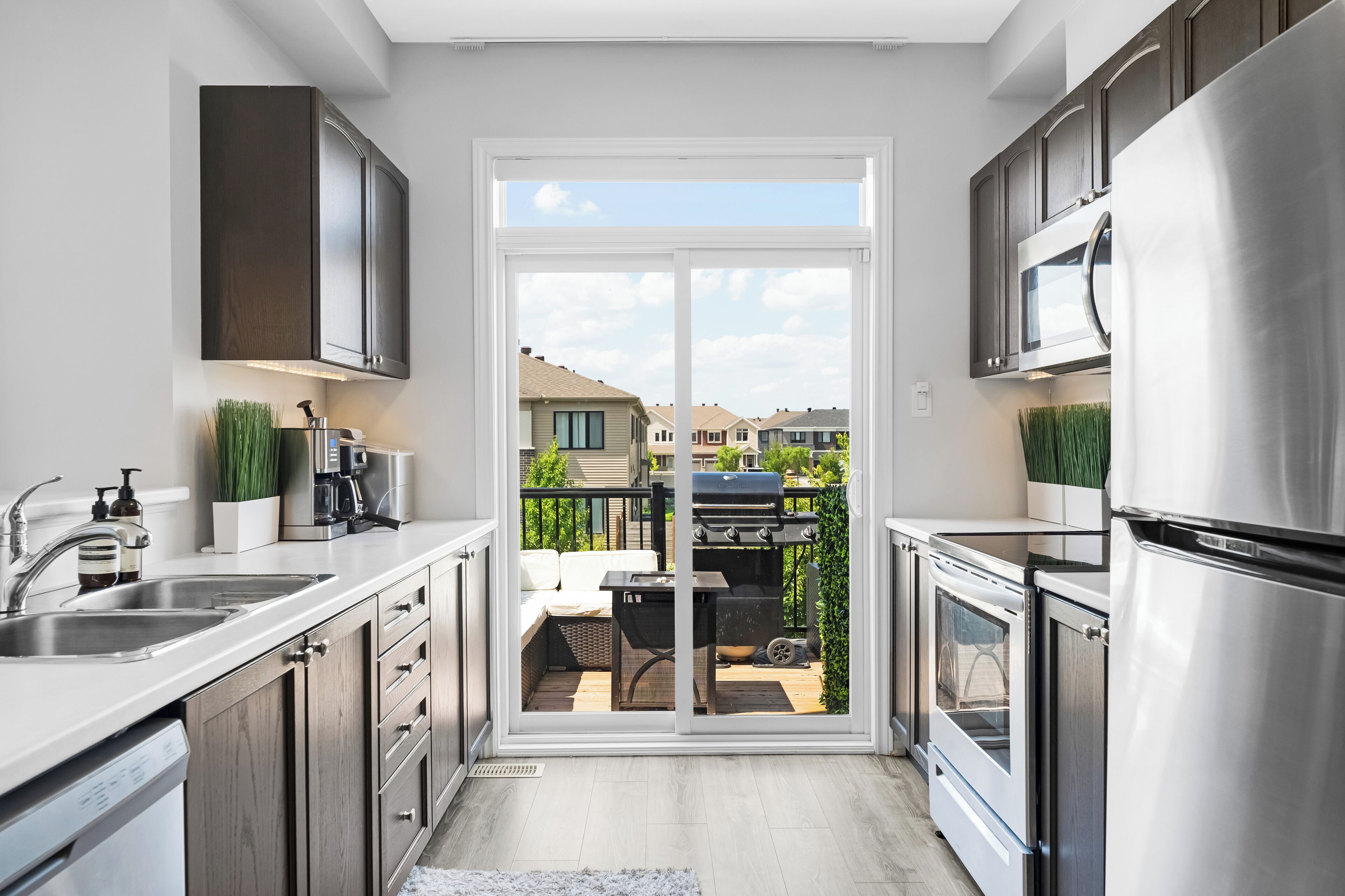 Microondas, horno, parrilla de estufa y lavavajillas 