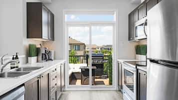 Réfrigérateur, micro-ondes, four, plaque de cuisson