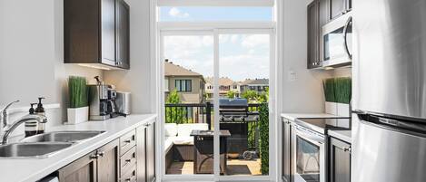 Microondas, horno, parrilla de estufa y lavavajillas