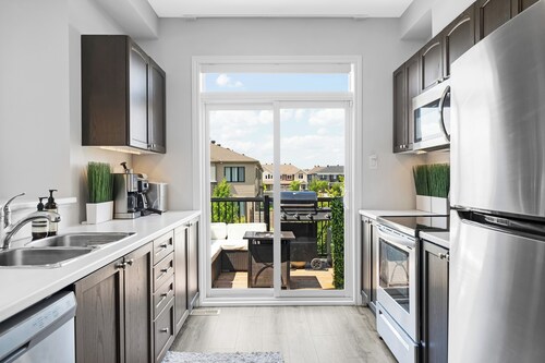 Bright modern Ottawa home facing park, sleeps 8, 25min to downtown.Pet Friendly.