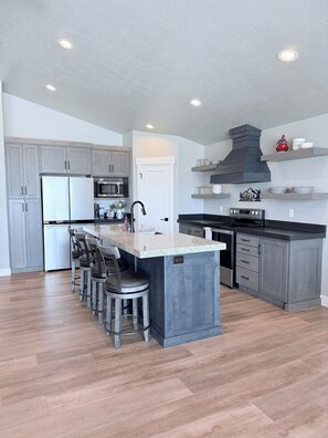 Fridge, microwave, oven, stovetop - 2-bedroom apartment in marvelous Garden City with AC (Garden City)