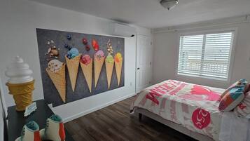 デスク、アイロン / アイロン台、旅行用ベビーベッド、WiFi (無料)