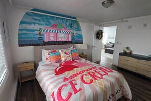 4 quartos, escrivaninha, ferros/tábuas de passar roupa, berço de viagem