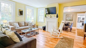 Living area - Charming Historic home steps away from downtown (Bath)