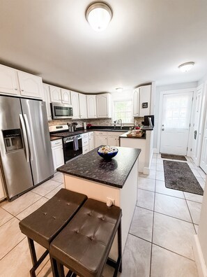 雪櫃、微波爐、焗爐、爐具