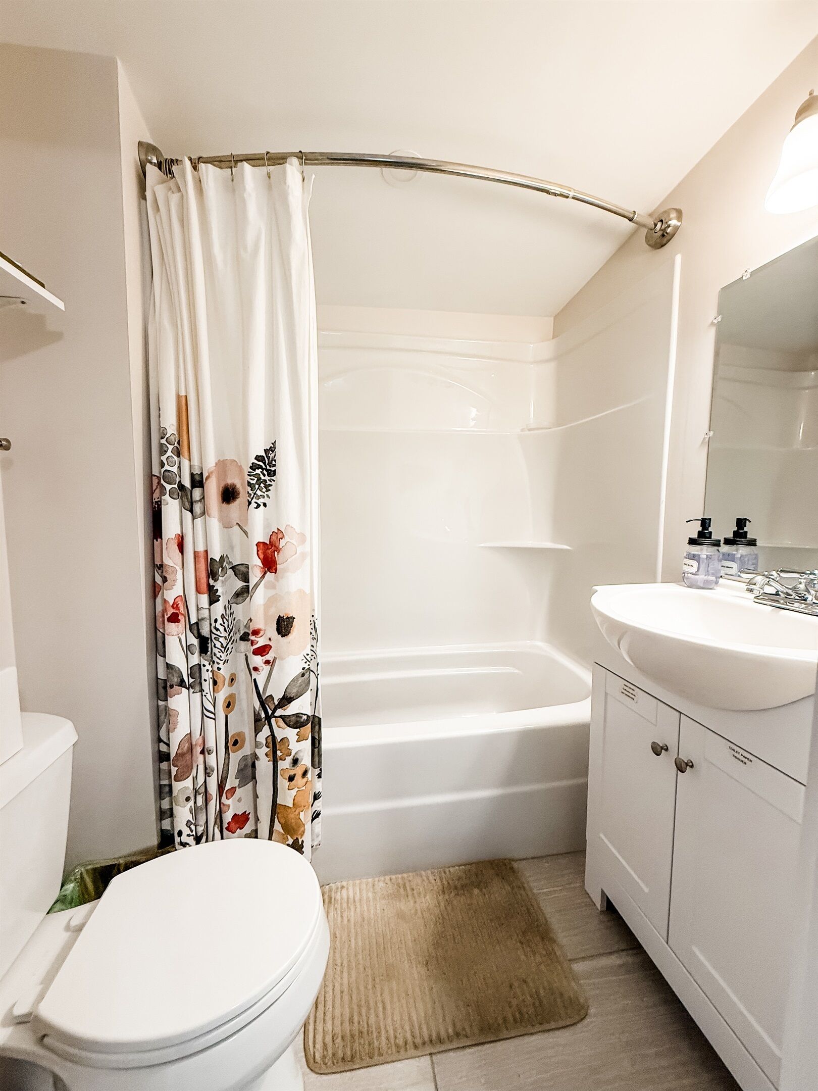 Ein Badezimmer mit Toilette, Dusche und Waschbecken.