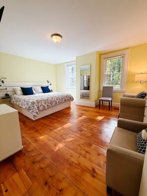 Iron/ironing board, travel cot, WiFi, bed sheets - Charming Historic home steps away from downtown (Bath)
