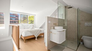Shower, hair dryer, towels - Soak House in Surry Hills (Surry Hills)