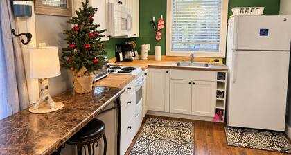 Overlook Condo 21-C Studio ~ Off Mountain ~ 6 miles to Snowshoe Mountaintop Village