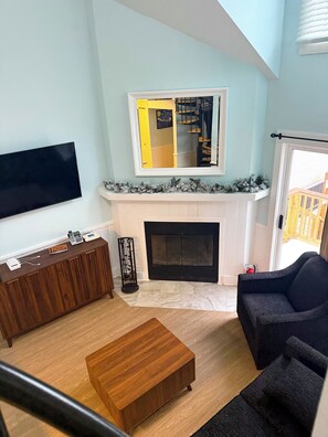 Smart TV, fireplace