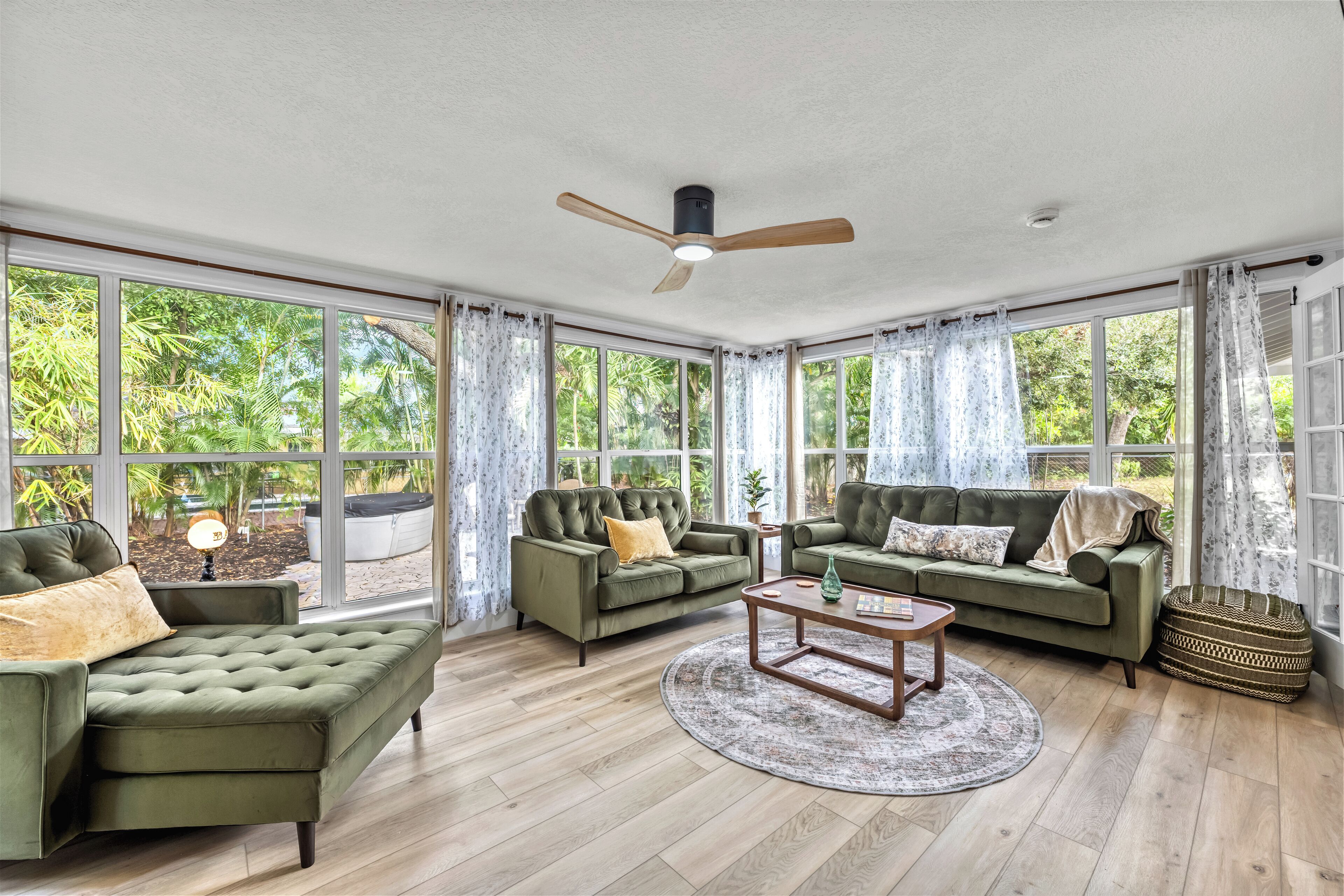 Smart TV, books, stereo