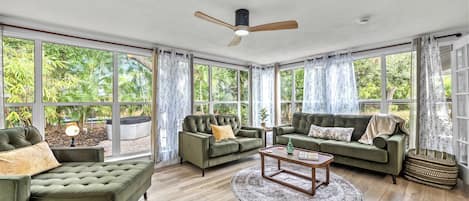 Smart-tv, bøger, stereoanlæg