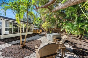 Terrace/patio - Coastal Cottage Escape Near Siesta Key Beach with Hot Tub (Sarasota)