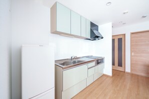 Fridge, microwave, stovetop, cookware/dishes/utensils - SAPPORO STAY HIRAGISHI 201 (Sapporo)