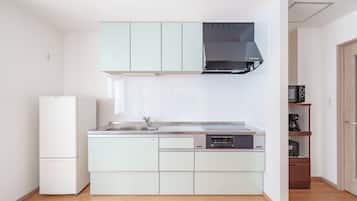 Kjøleskap, mikrobølgeovn, kokeplater og brødrister