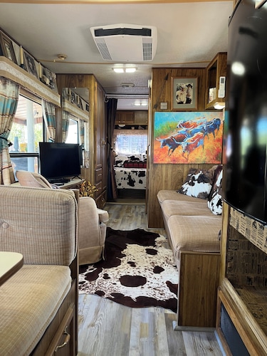 Lonesome Dove a Vintage 1-bedroom camper with large covered deck pet friendly