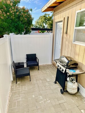 Outdoor dining - Modern & Cozy Retreat (Tampa)