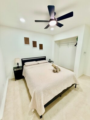 1 bedroom, iron/ironing board, free WiFi, bed sheets - Modern & Cozy Retreat (Tampa)
