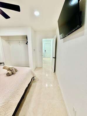 1 slaapkamer, een strijkplank/strijkijzer, gratis wifi, beddengoed