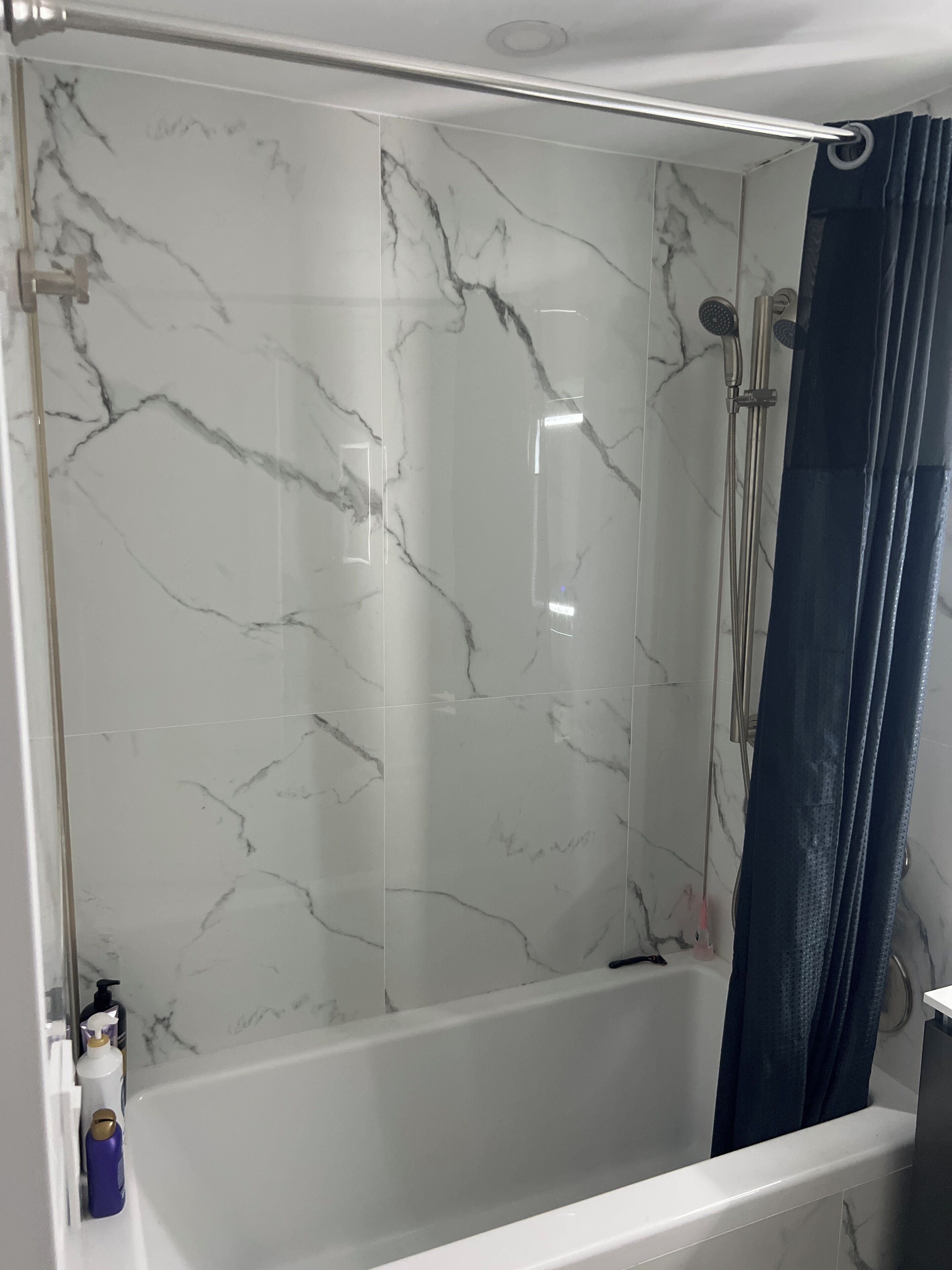 Secadora de cabello, toallas, jabón, papel de baño 