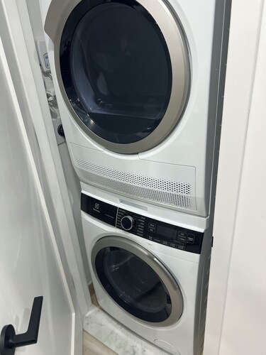 Bright 2-bedroom apartment with Heat & AC overlooking Coney Island, Brooklyn