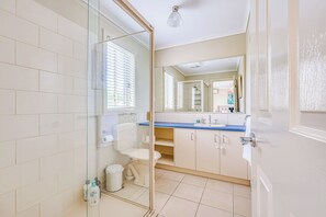 Townhome, Garden View | Bathroom | Towels - StayAU Two-story Comfy House Pool Table (Corio)