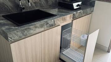 Standard Double Room, Patio, Garden View | Dapur peribadi | Peti sejuk/penyejuk beku saiz penuh, dapur