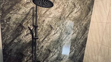 Standard Double Room, Patio, Garden View | Bilik Mandi | Pancuran mandi, kelengkapan dandanan diri percuma, tuala disediakan