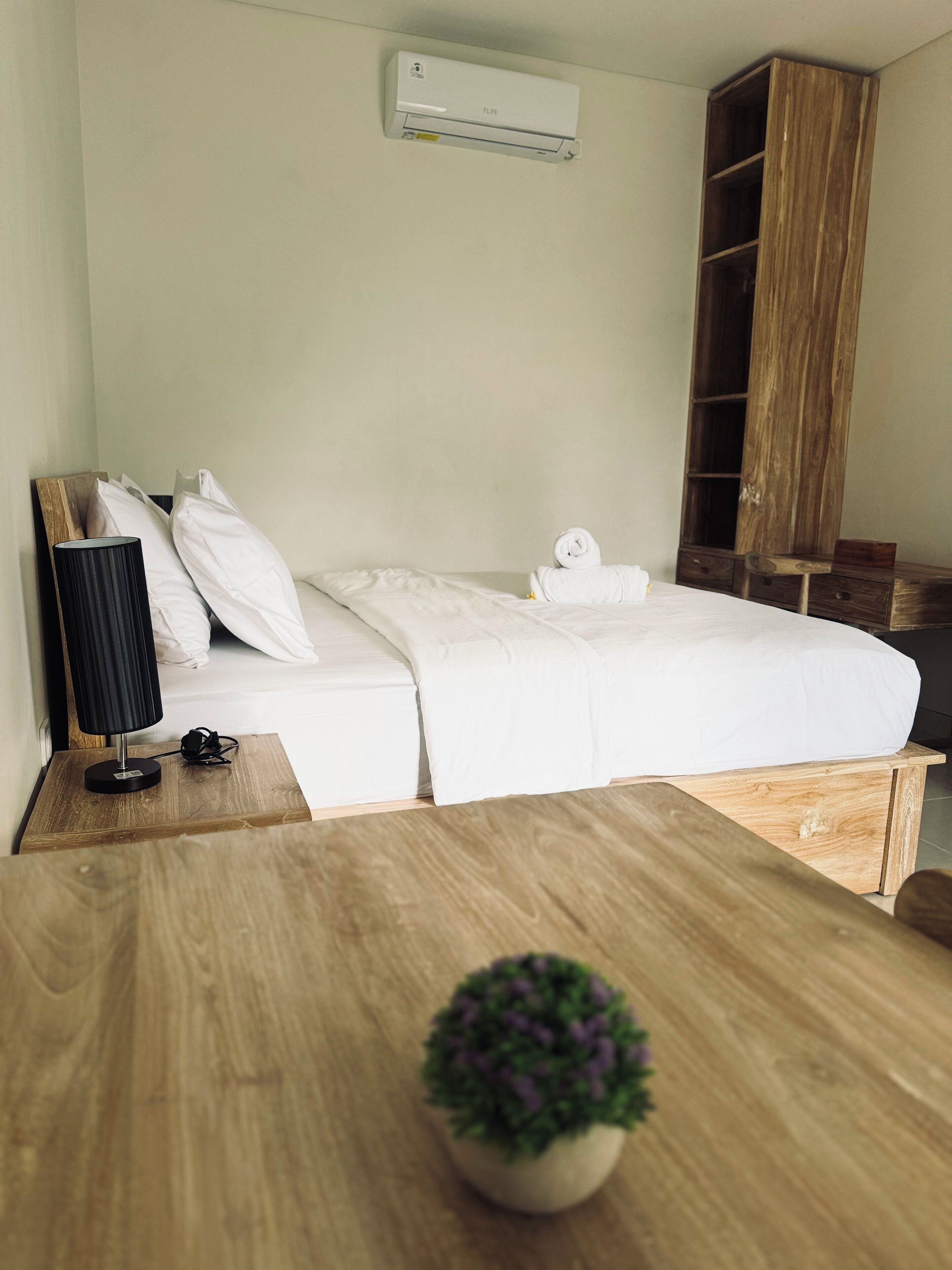 Standard Double Room, Patio, Garden View | Meja, ruang kerja komputer riba, Wi-fi percuma 